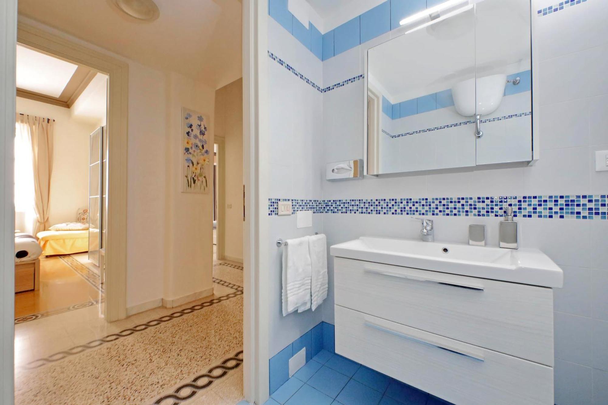 Casa Giuliana -3br 2bath Flat, 116 M2 On One Level, 2nd Floor With Lift, High Comfort, Quite, Chic, Doorman, 600 Meters From Vatican Museums And Ottaviano Metro, Plenty Of District Facilities, Welcome Drinks & Local Guide, 24 Hour 4 Language Su Appartement Rome