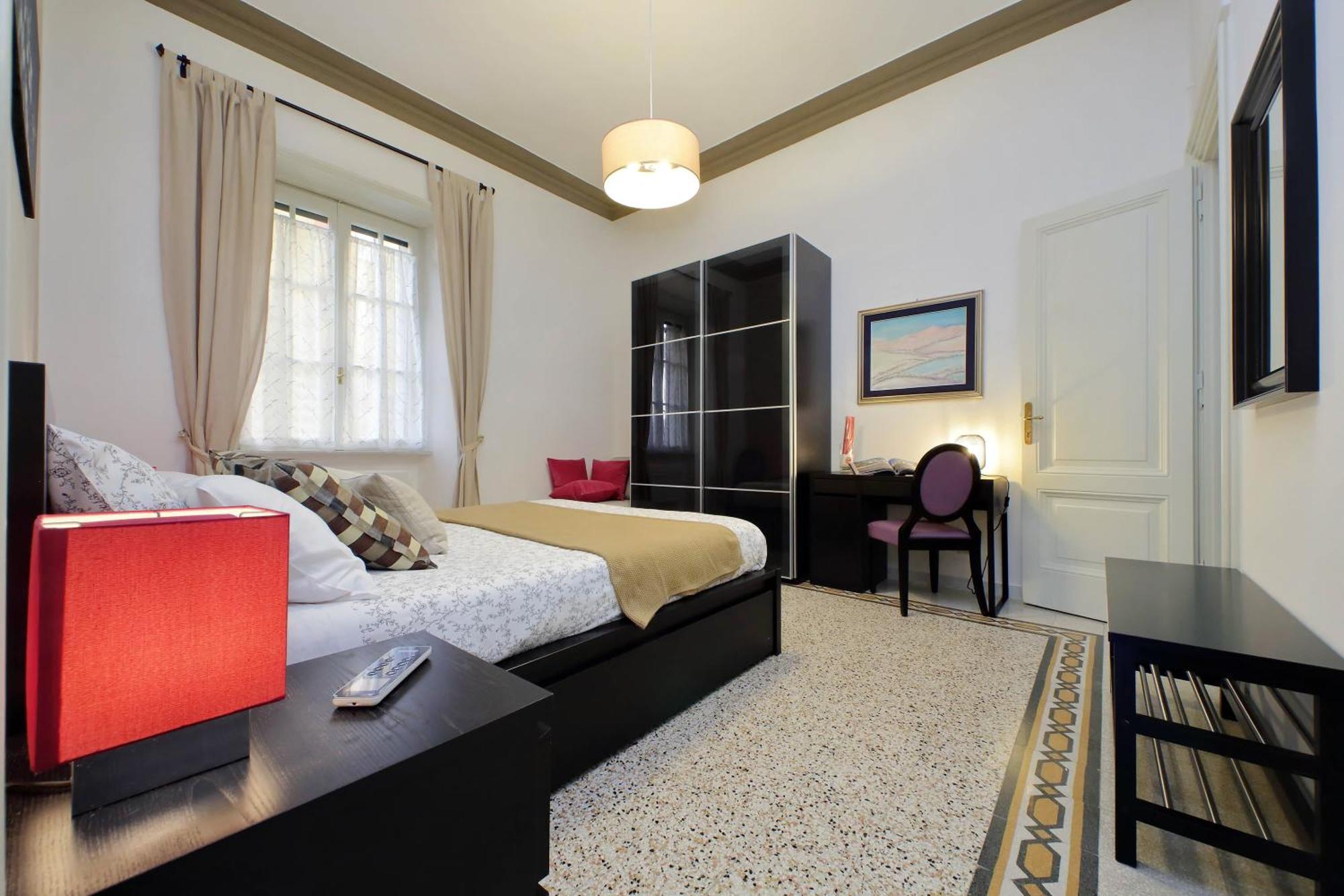 Casa Giuliana -3br 2bath Flat, 116 M2 On One Level, 2nd Floor With Lift, High Comfort, Quite, Chic, Doorman, 600 Meters From Vatican Museums And Ottaviano Metro, Plenty Of District Facilities, Welcome Drinks & Local Guide, 24 Hour 4 Language Su Appartement *