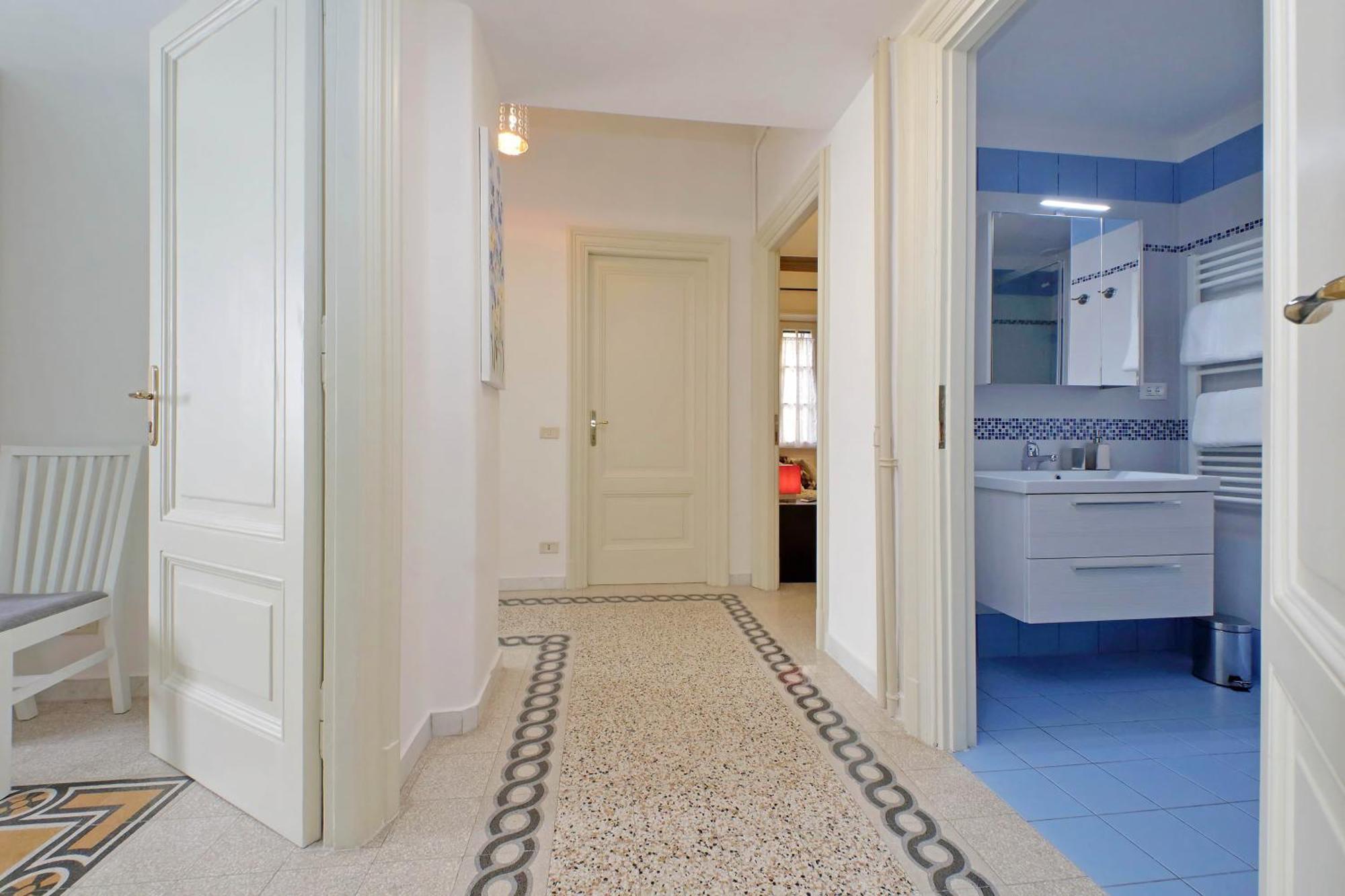 Casa Giuliana -3br 2bath Flat, 116 M2 On One Level, 2nd Floor With Lift, High Comfort, Quite, Chic, Doorman, 600 Meters From Vatican Museums And Ottaviano Metro, Plenty Of District Facilities, Welcome Drinks & Local Guide, 24 Hour 4 Language Su Appartement *